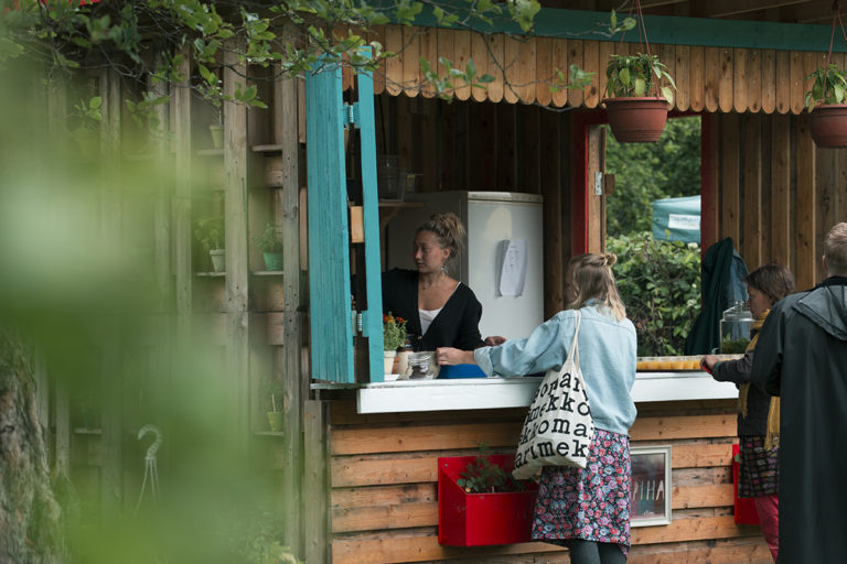 Utopihakahvilan avajaiset 5.7. Kumpulan Koulukasvitarhalla – munstadi.fi