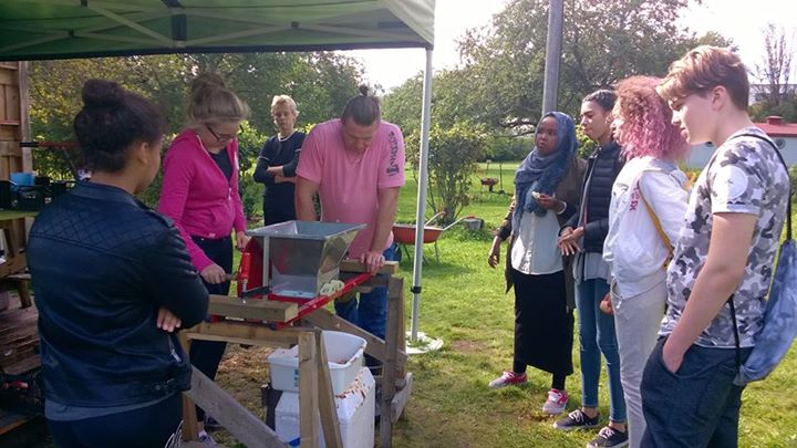 Kouluvierailuilla hyödynnetään Kumpulan koulukasvitarhan satoa ja opitaan, mistä…